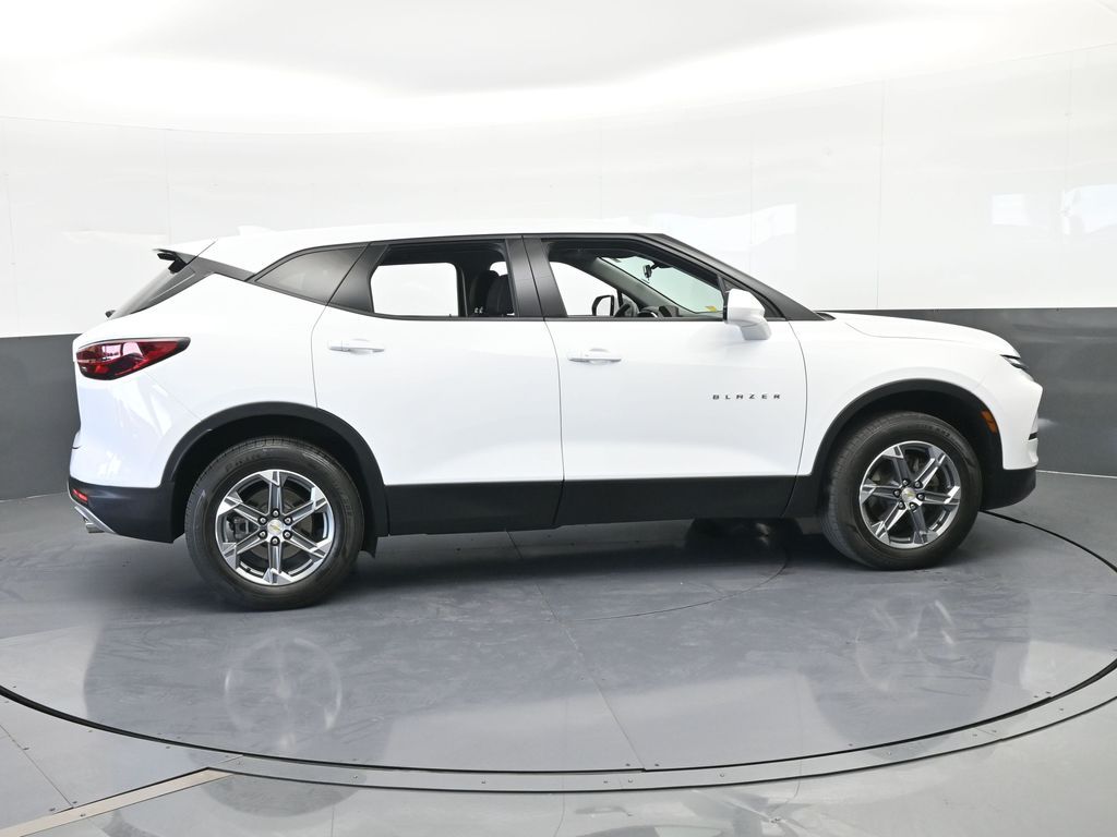 Used 2024 Summit White Chevrolet LT image 7