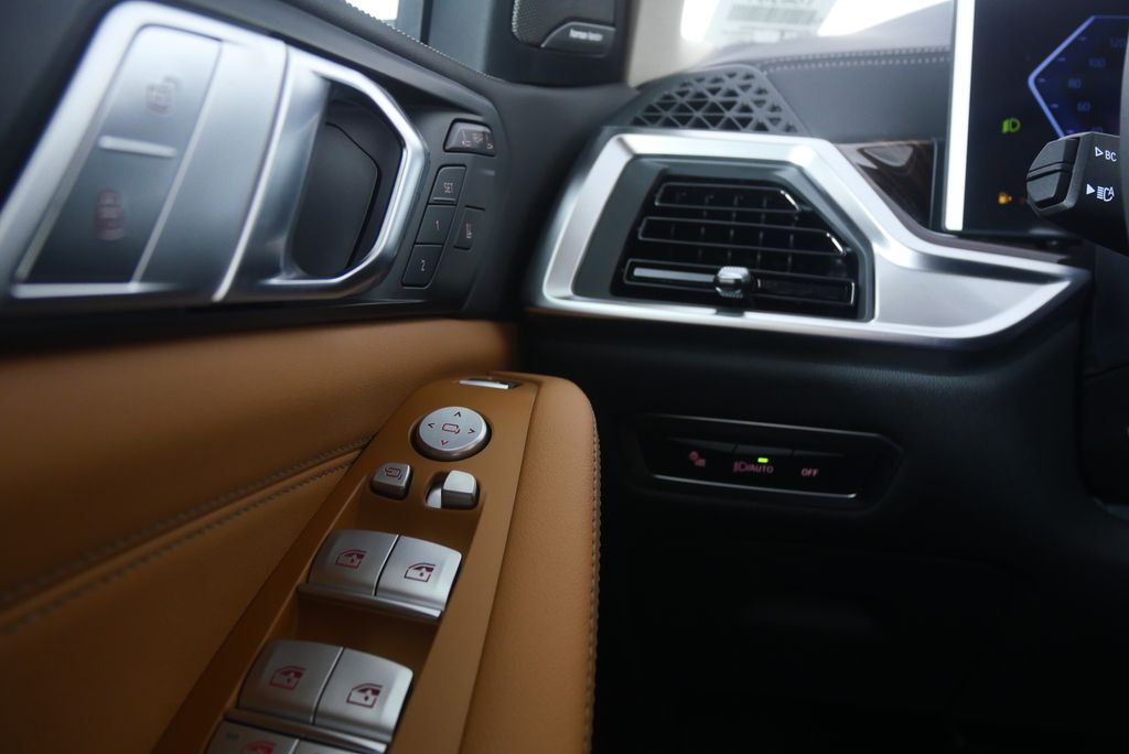 Thumbnail: 2026 BMW X7 - 21