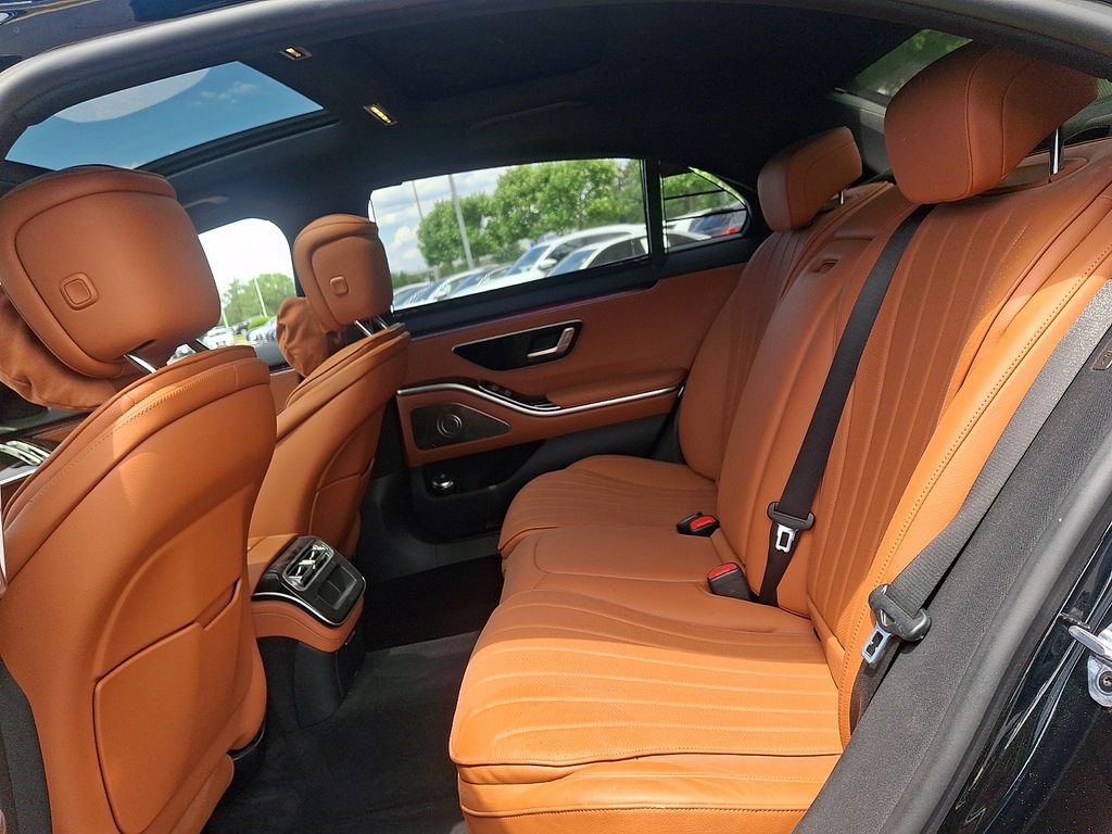 Thumbnail: 2022 Mercedes-Benz S-Class - 10