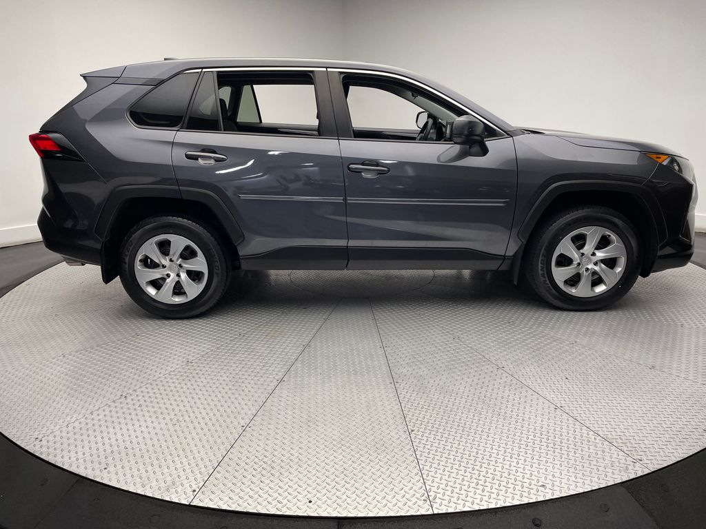 2022 Toyota RAV4 LE 4