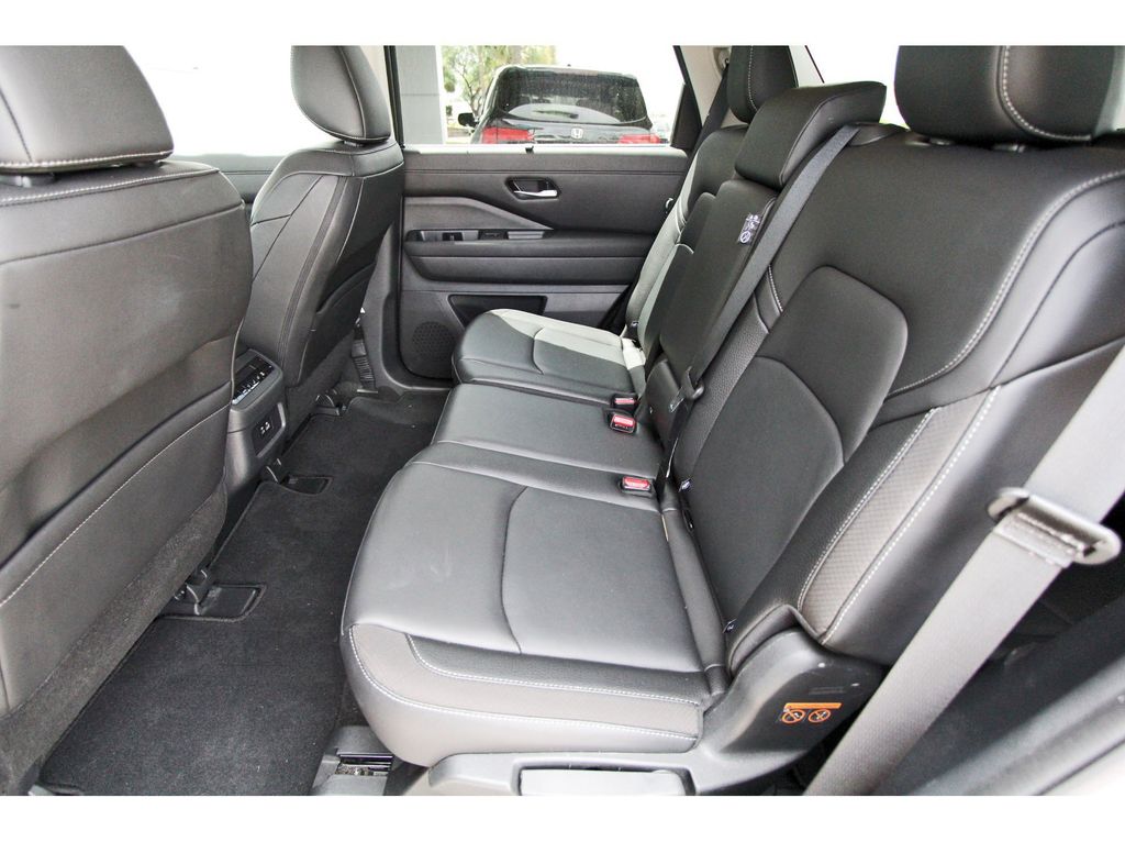 2025 Nissan Pathfinder SL - 6