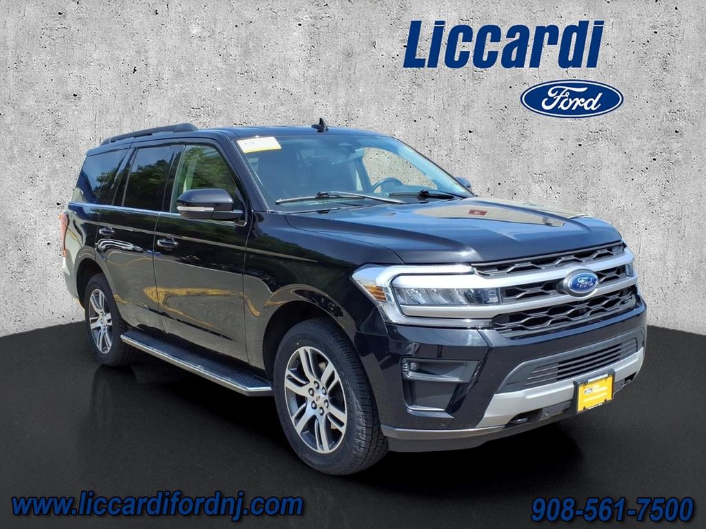 Black Metallic 2022 Ford Expedition XLT 4WD SUV / Crossover Four-Wheel Drive Automatic