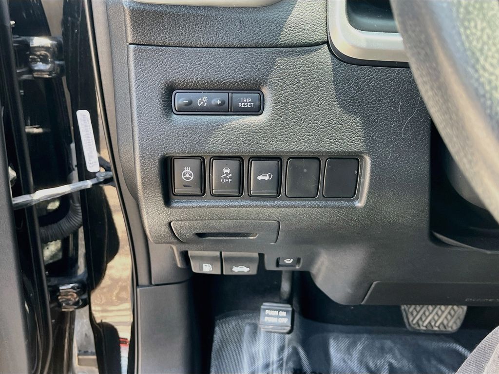 Used 2017 Black Nissan Platinum image 10