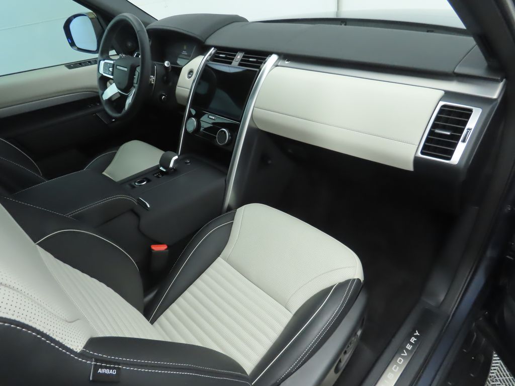 Thumbnail: 2024 Land Rover Discovery - 18