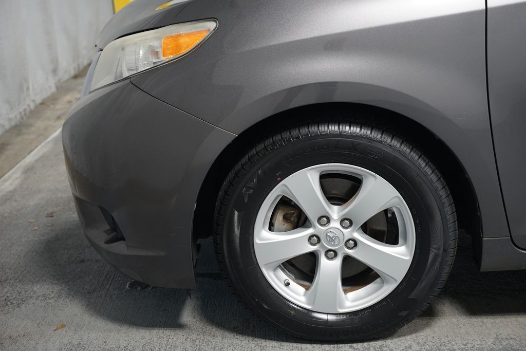 Thumbnail: 2017 Toyota Sienna - 5