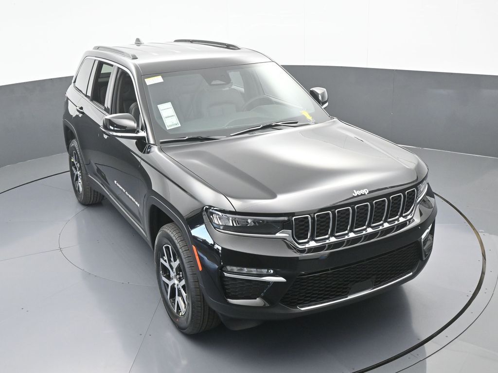 Used 2025 Diamond Black Crystal Pearlcoat Jeep Limited image 43