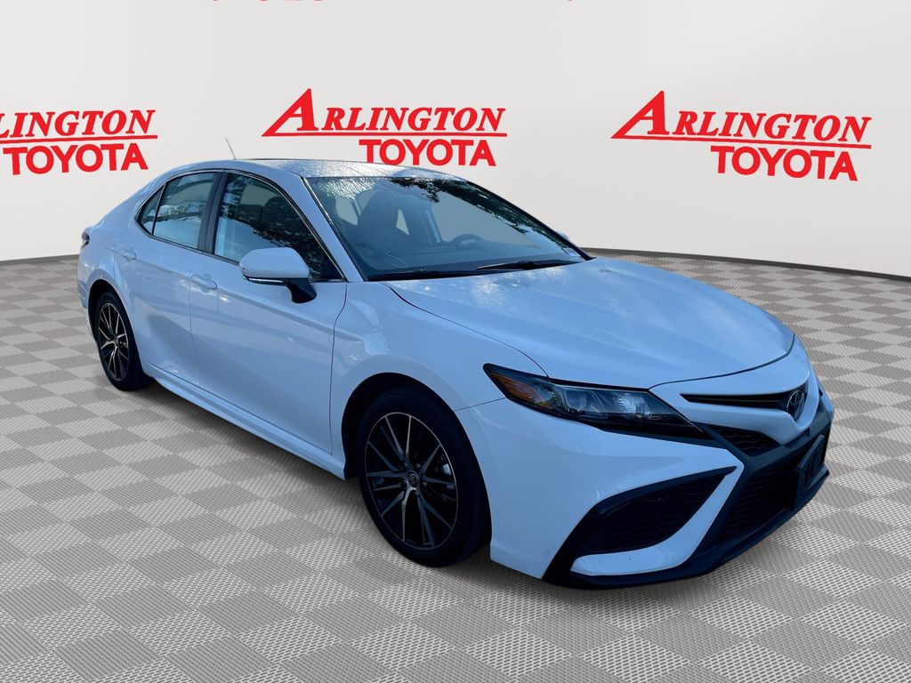 2024 Toyota Camry SE's photo