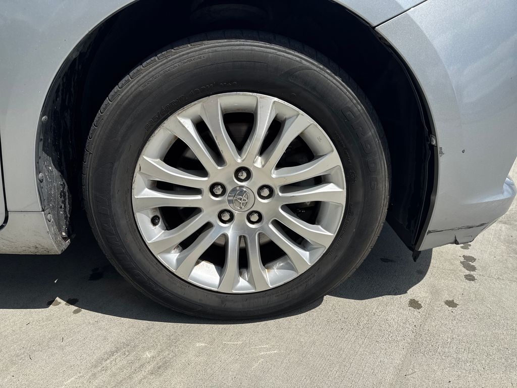 Used 2013 Silver Toyota XLE image 9