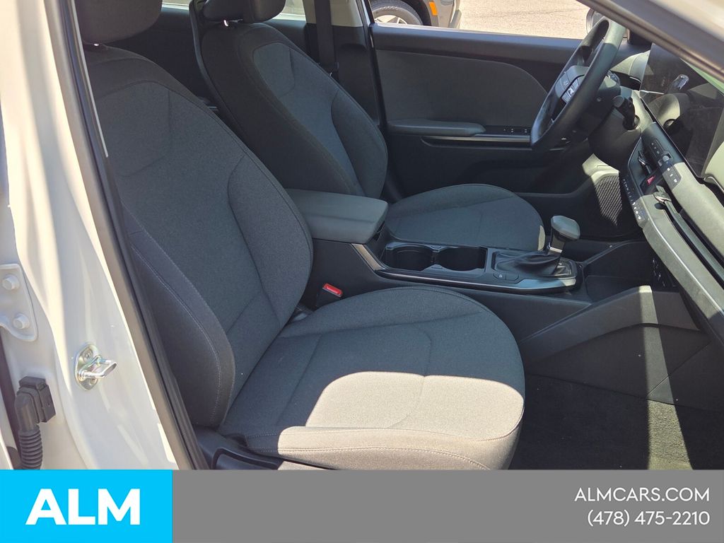 Used 2025 White Kia LXS image 17