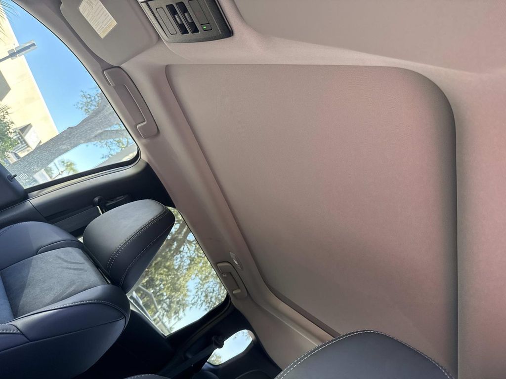 2025 Mitsubishi Outlander Plug-in Hybrid SE - Photo 41