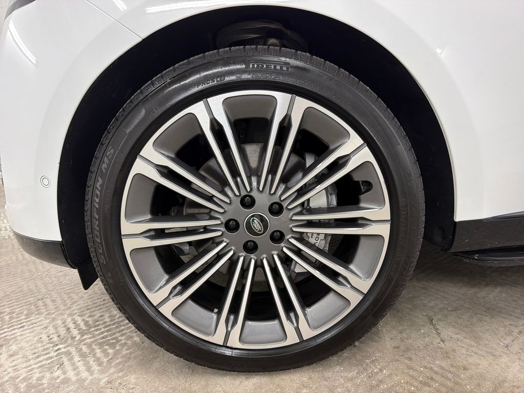 Used 2025  Land Rover SE image 12
