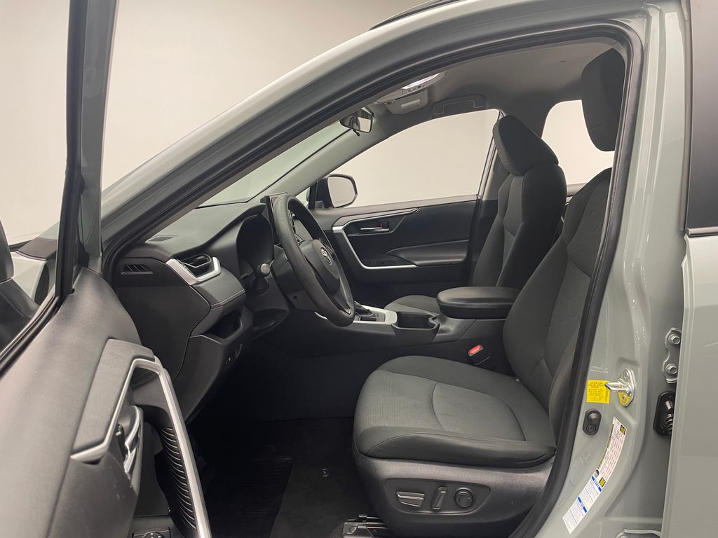 2022 Toyota RAV4 XLE 12