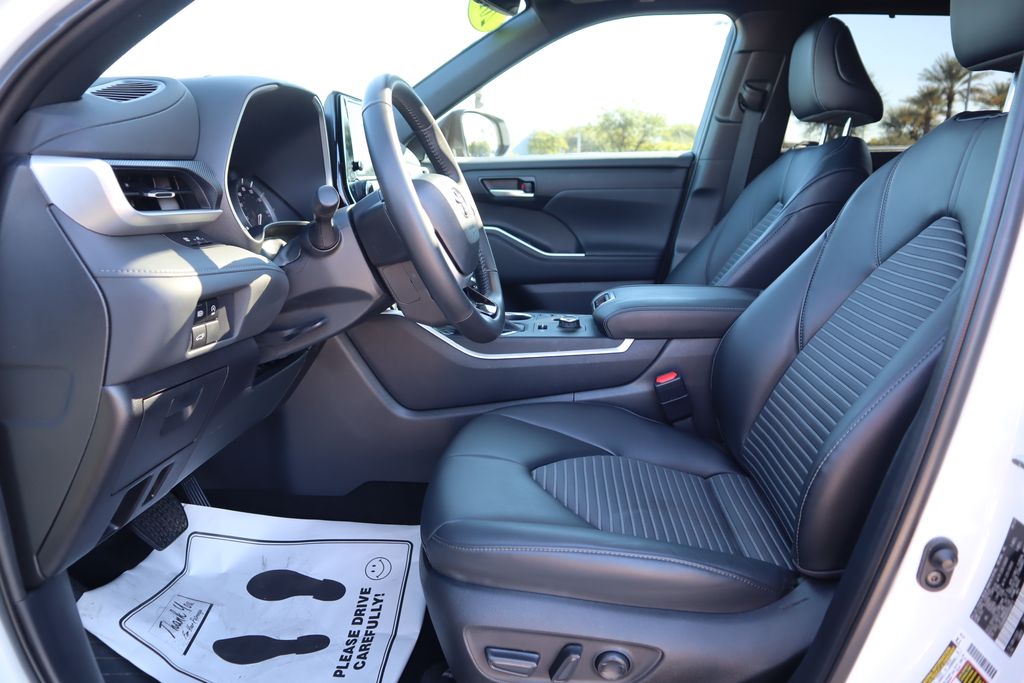 Thumbnail: 2023 Toyota Highlander - 18