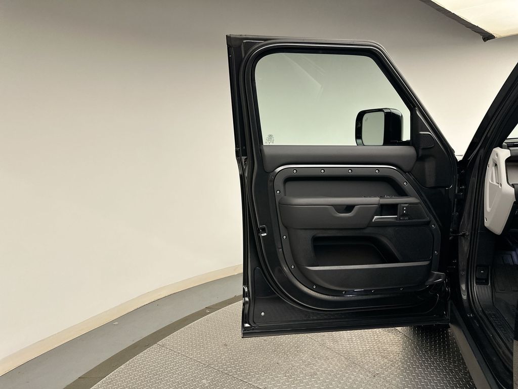 2025 Land Rover Defender 110 8