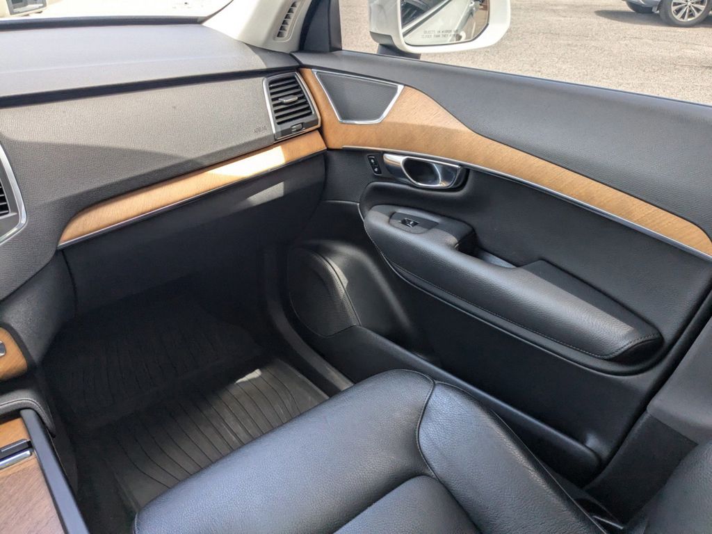 2022 Volvo XC90 T6 Momentum 6-Passenger