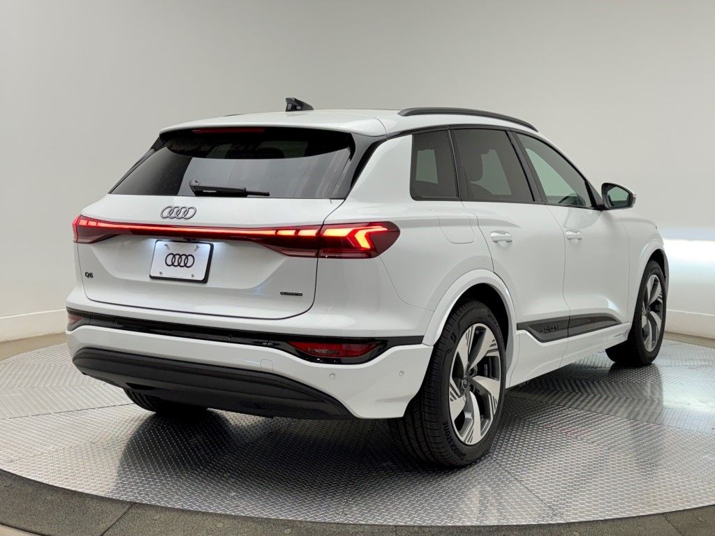 2025 Audi e-tron Premium 10