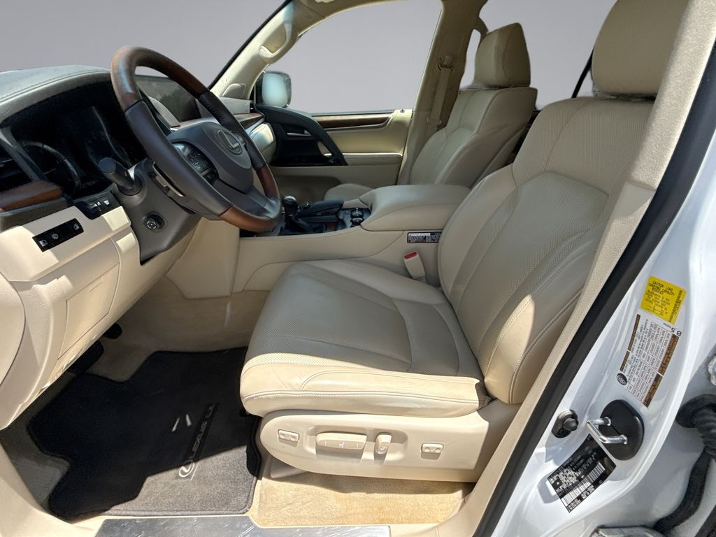 Thumbnail: 2020 Lexus LX - 30