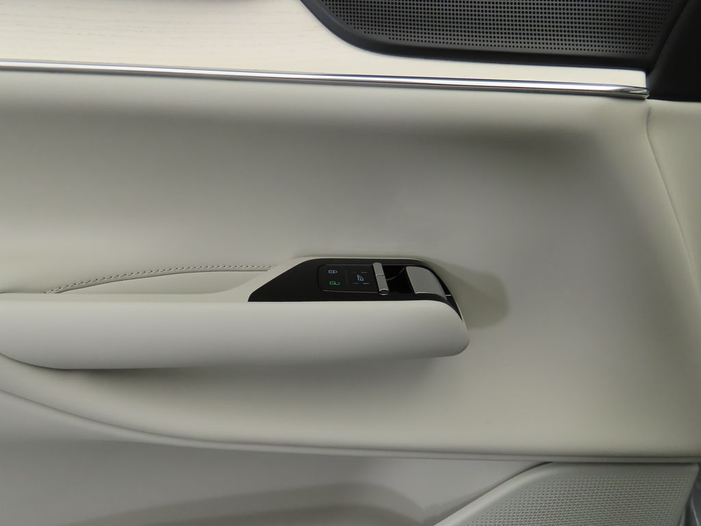 2025 Volvo EX90  23