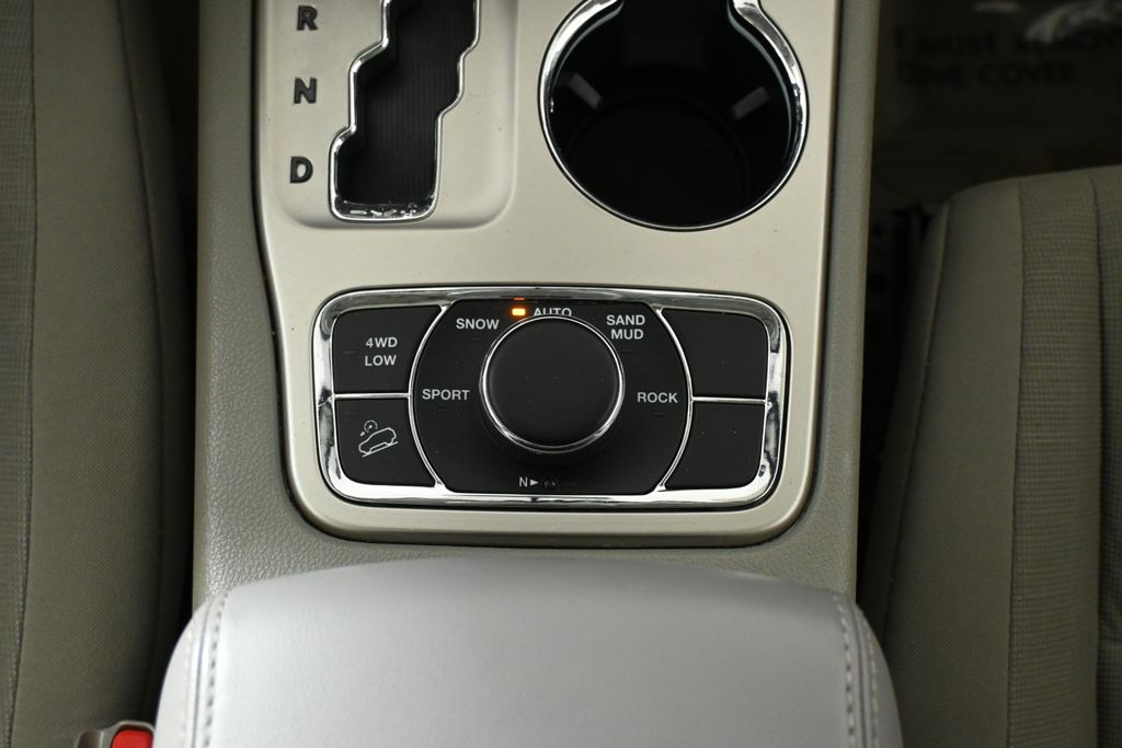 Thumbnail: 2011 Jeep Grand Cherokee - 24