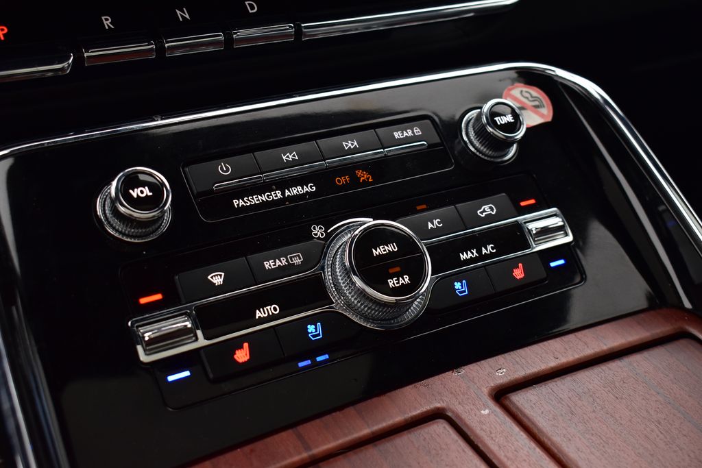 Thumbnail: 2024 Lincoln Navigator L - 22