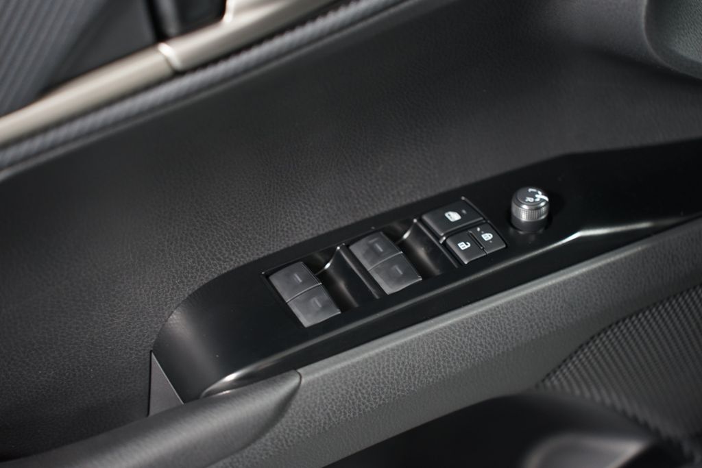 2025 Toyota Camry SE 32