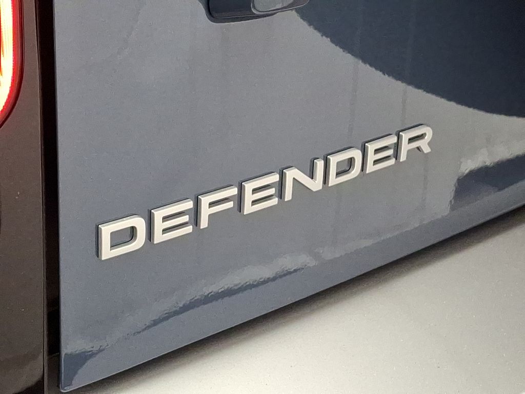 2025 Land Rover Defender 110 16