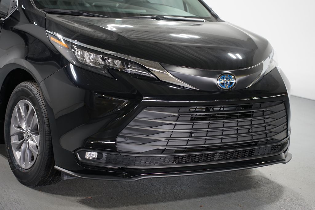 Thumbnail: 2025 Toyota Sienna - 4