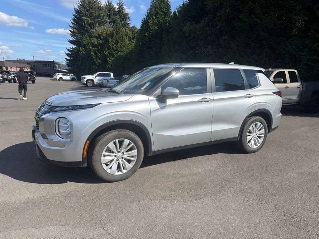 Silver 2025 Mitsubishi Outlander SUV / Crossover Front-Wheel Drive Continuously Variable Transmission