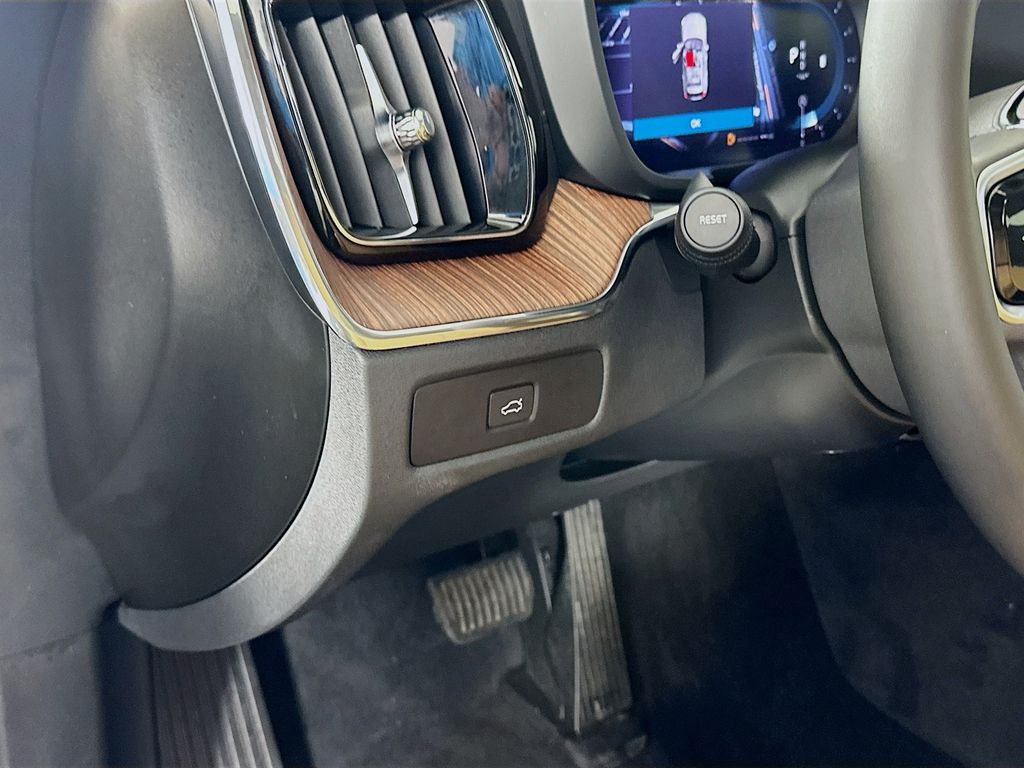 Thumbnail: 2023 Volvo XC60 - 10