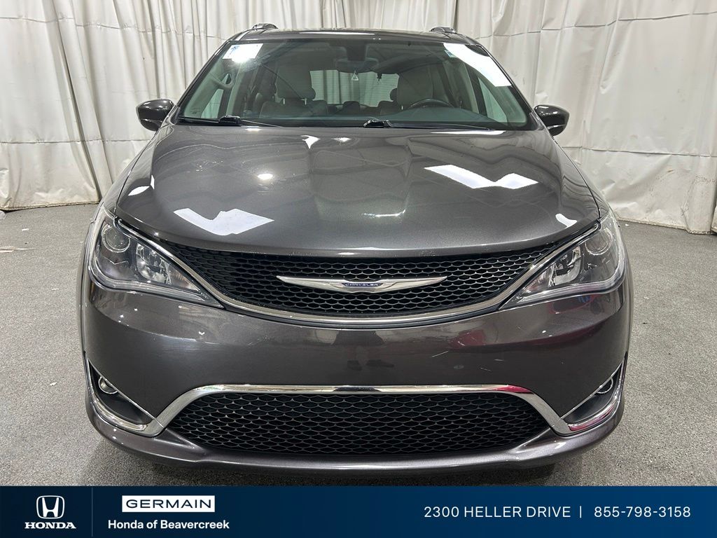 Used 2018 Gray Chrysler Touring L image 3