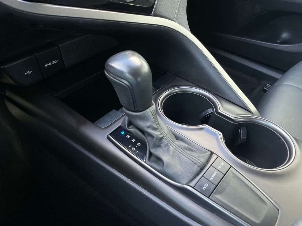 2022 Toyota Camry SE 19