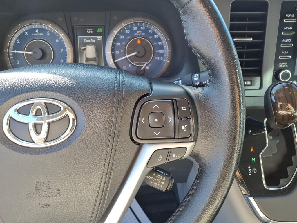 Used 2019 White Toyota XLE Premium image 21