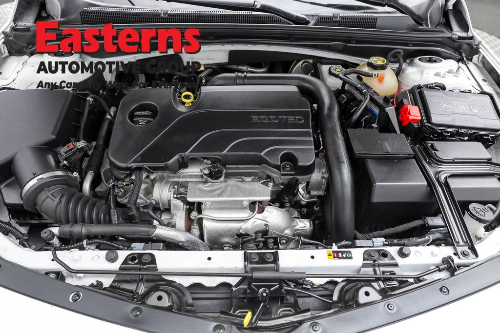 Used 2022 White Chevrolet LT image 7