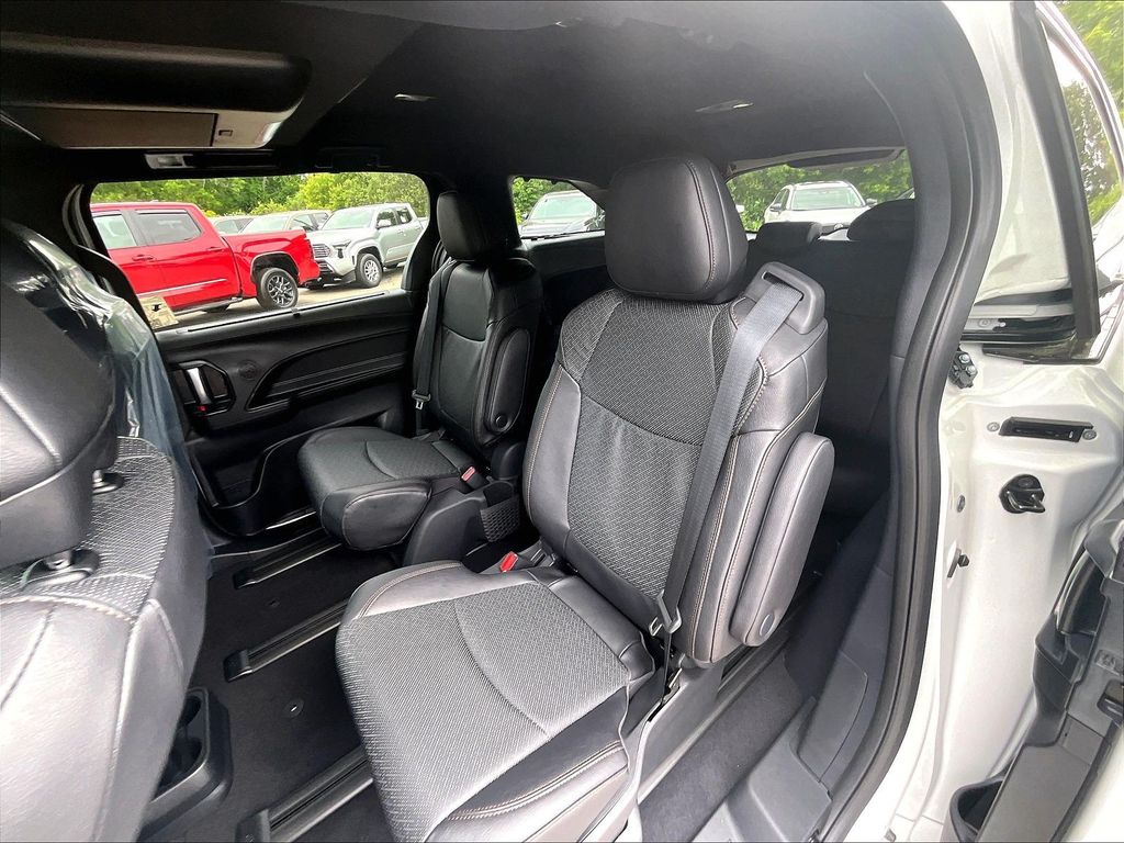 2026 Toyota Sienna — photo 15