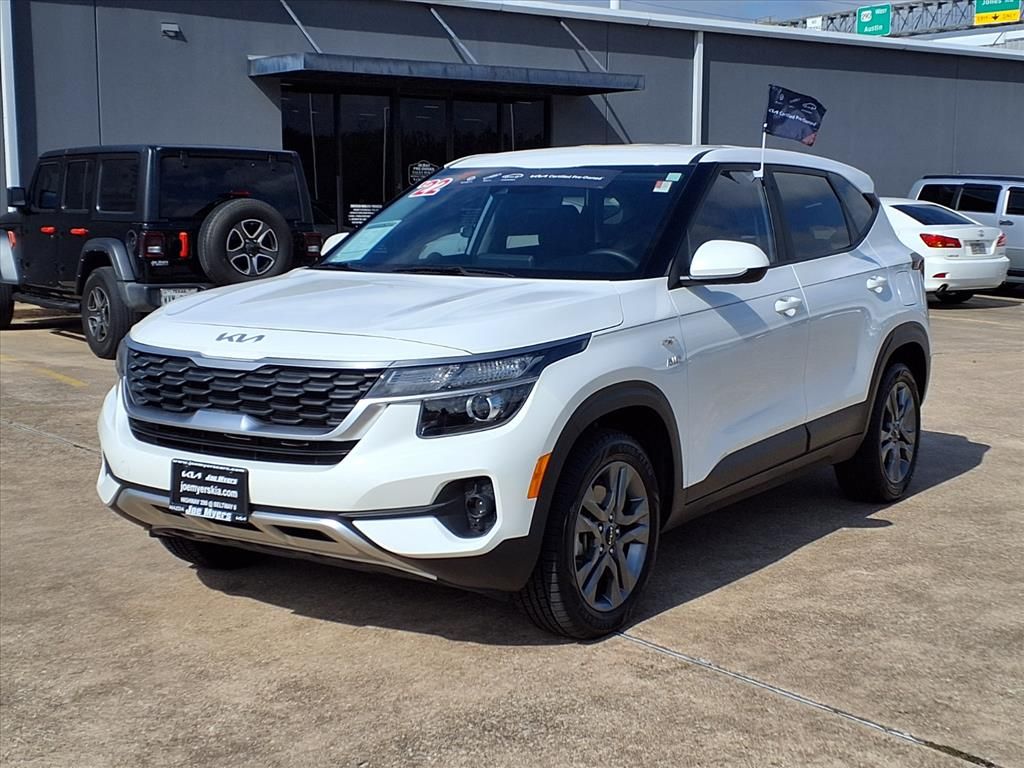 2022 Kia Seltos LX White at Shottenkirk Kia Fort Bend