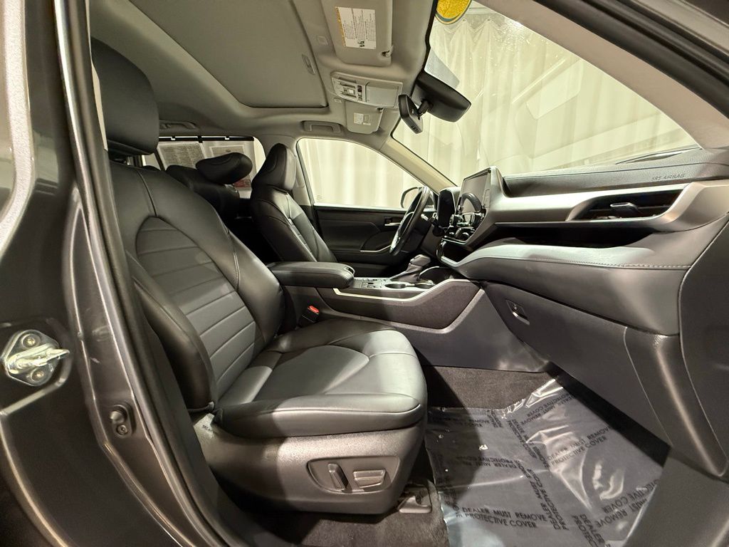 Thumbnail: 2023 Toyota Highlander - 24