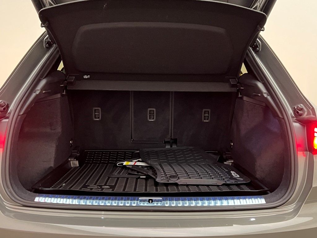 Thumbnail: 2025 Audi Q3 - 11