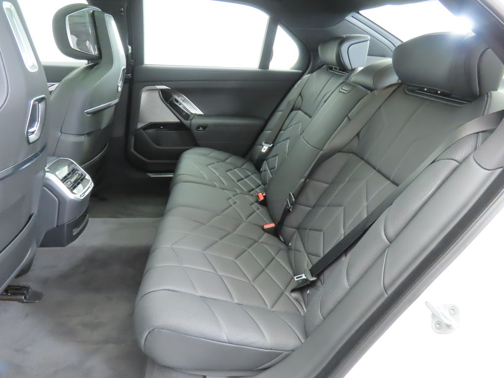 Thumbnail: 2026 BMW i7 - 21