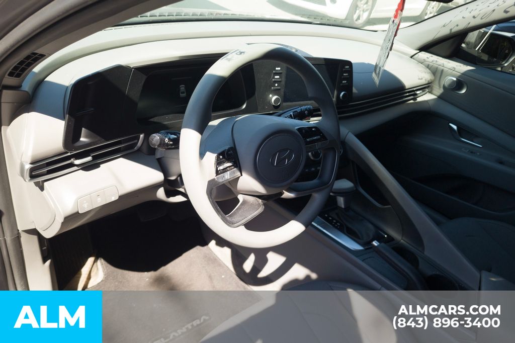 Used 2025 Silver Hyundai SE image 5