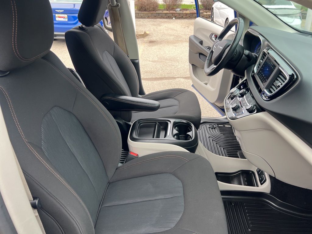 2020 Chrysler Pacifica Touring photo