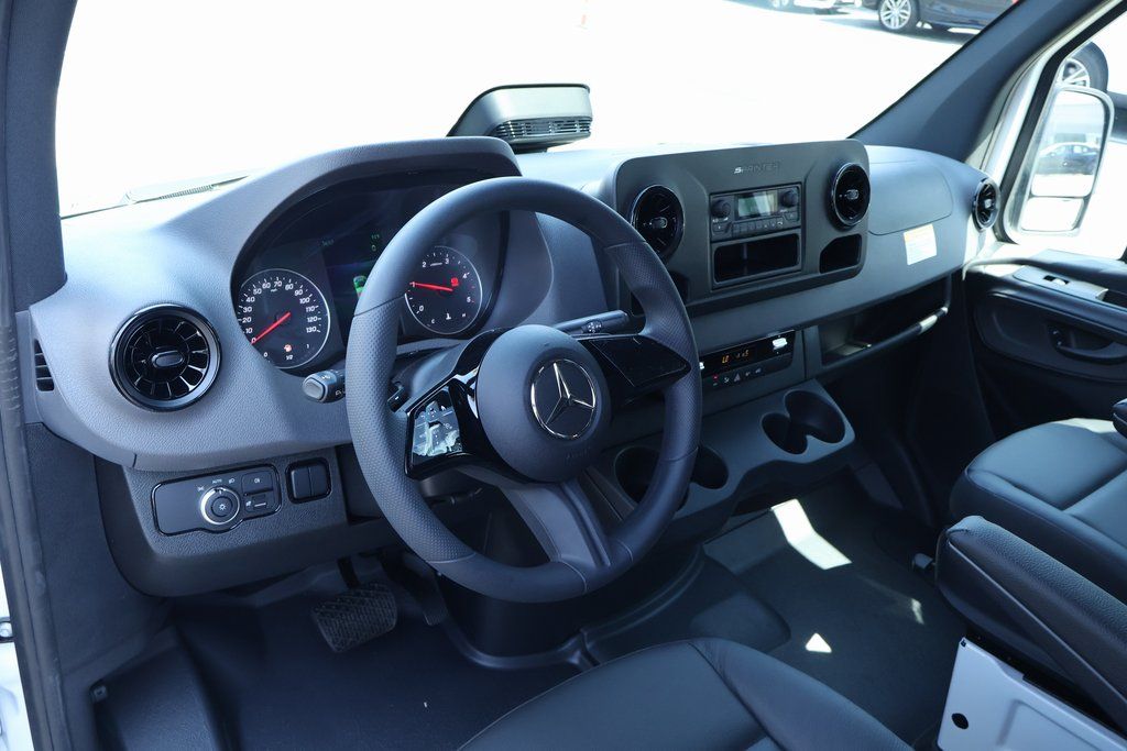 Thumbnail: 2025 Mercedes-Benz Sprinter - 3