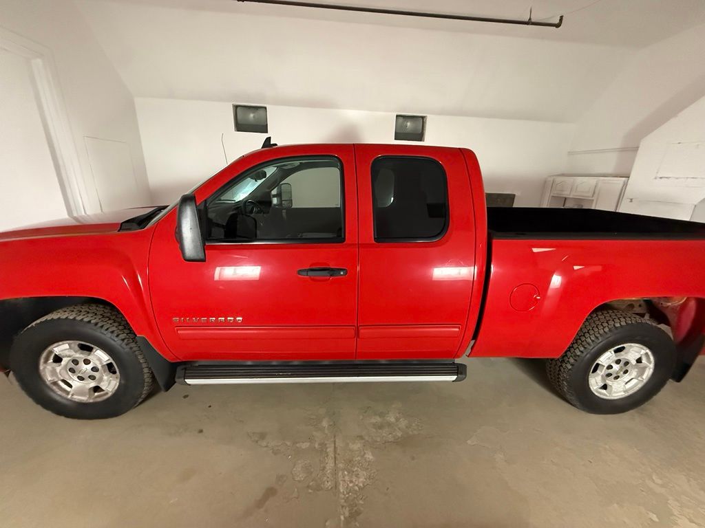 2011 Chevrolet Silverado 1500 LT - Image 2