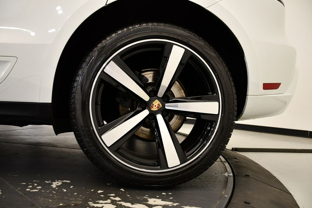 Thumbnail: 2022 Porsche Macan - 17