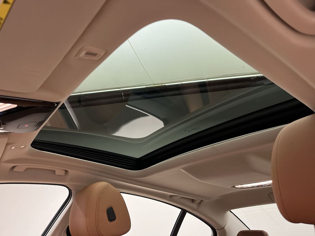 Thumbnail: 2022 BMW 5 Series - 22