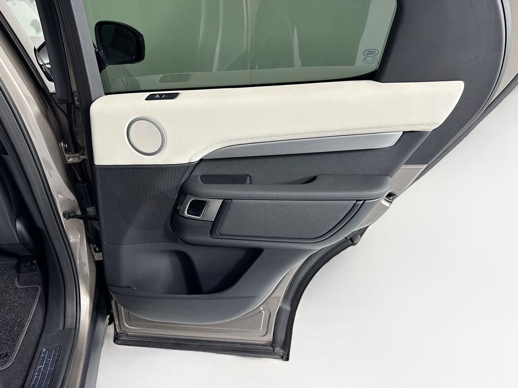 Thumbnail: 2025 Land Rover Discovery - 28