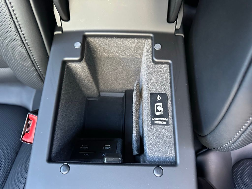 Thumbnail: 2026 Porsche Macan - 30