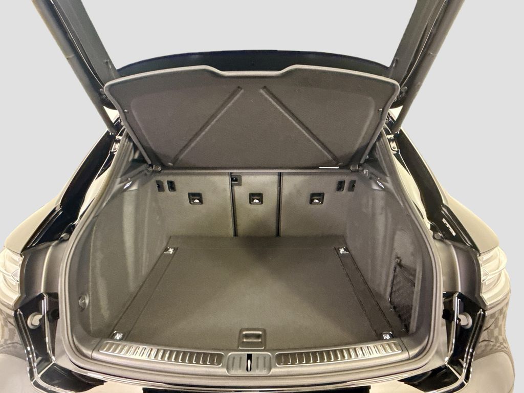 Thumbnail: 2026 Porsche Macan - 29