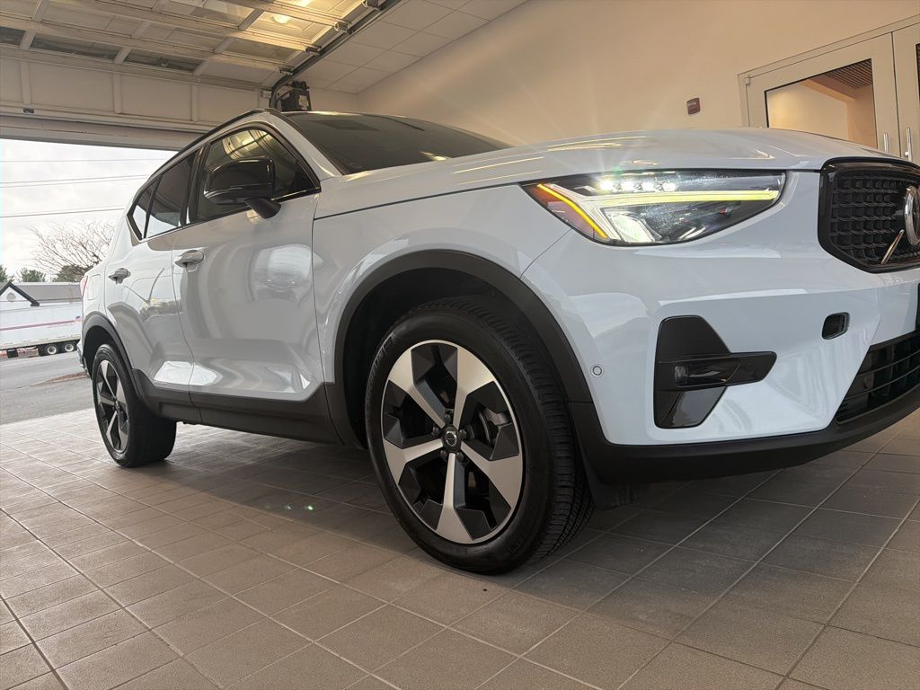 2025 Volvo XC40 B5 Plus Dark Theme AWD