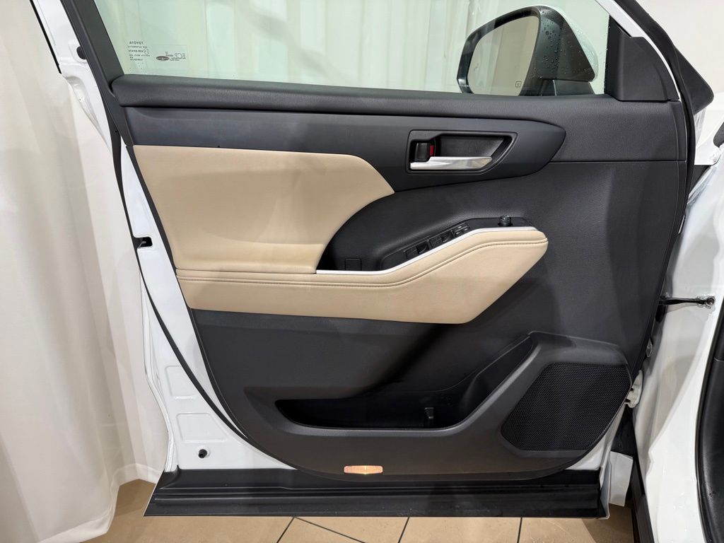 Thumbnail: 2023 Toyota Highlander - 15