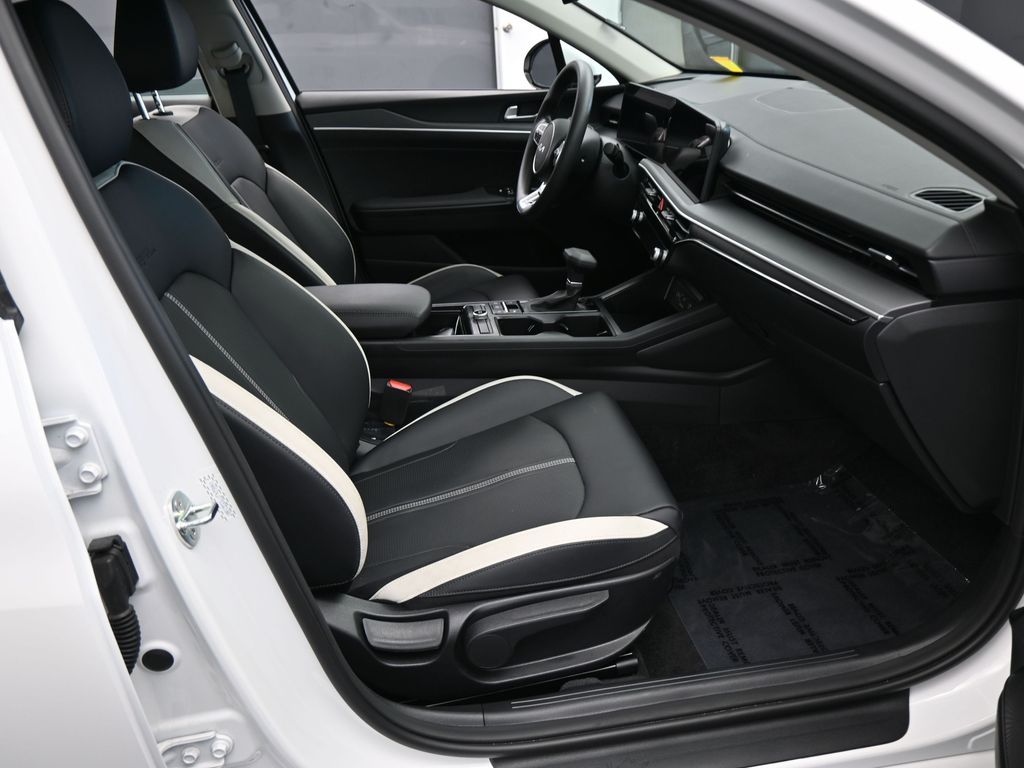 New 2025 Snow White Pearl Kia LXS image 36